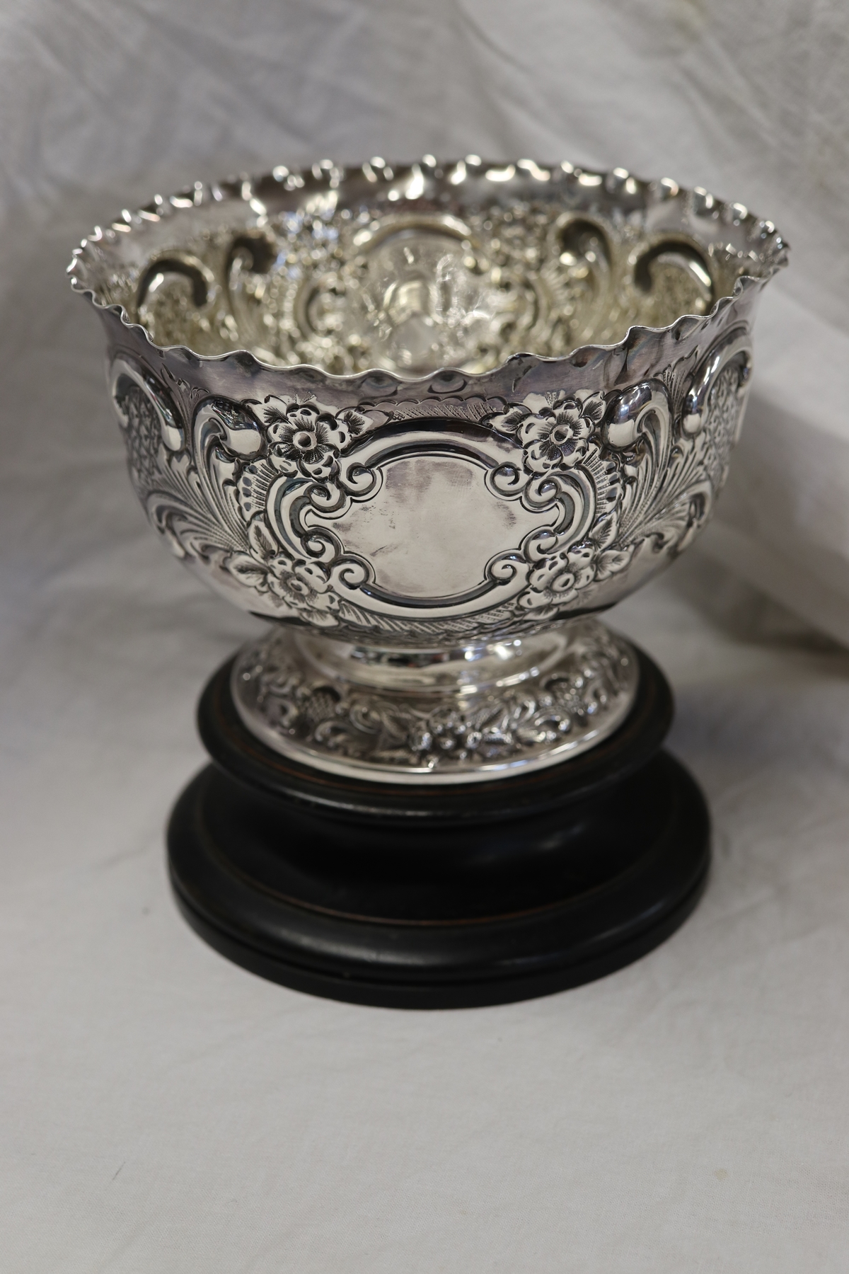 Chased hallmarked silver bowl on stand - Weight approx: 380g