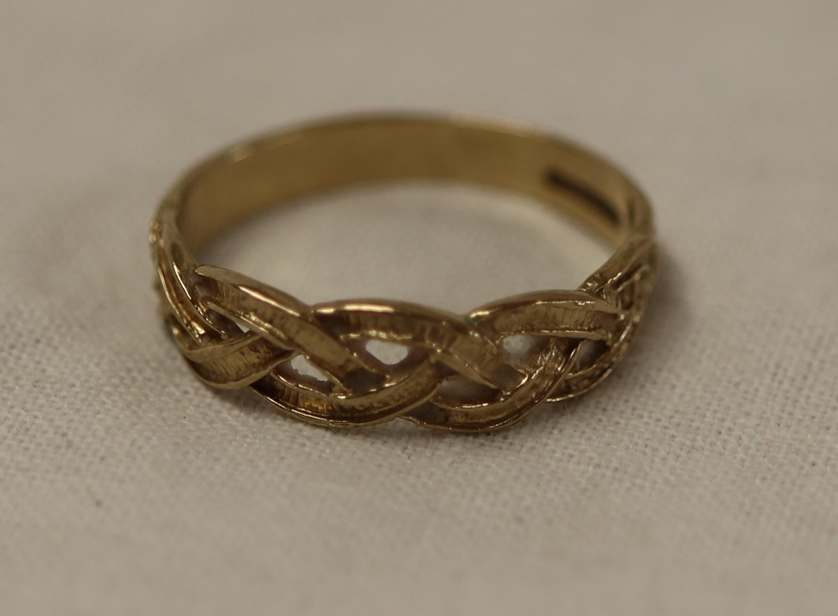 Gold knot ring