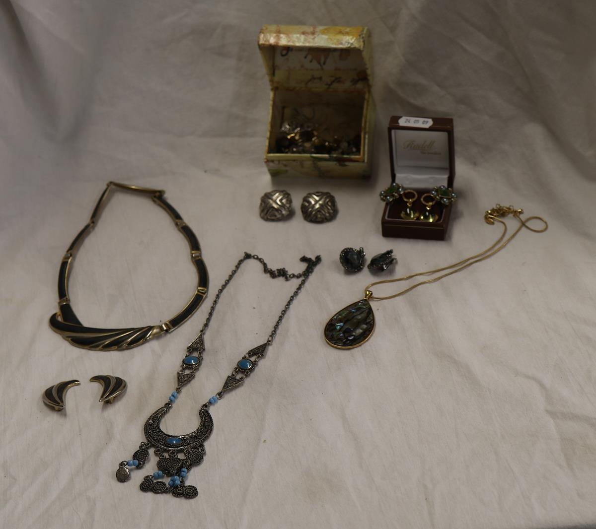 Collection of costume jewellery