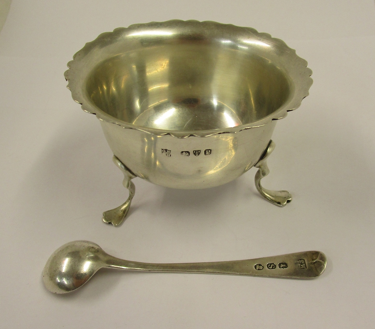 Hallmarked silver condiment bowl with spoon - Weight approx 65g