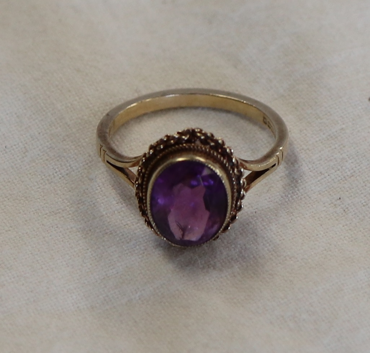 Gold stone set amethyst ring