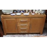 Oak sideboard with 4 drawers and 2 cupboards - Approx W: 157cm x 86.5cm x 50.5cm