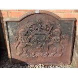 Heavy metal fireback depicting lions and Fleur de Lys - Approx H: 79cm x W: 91cm