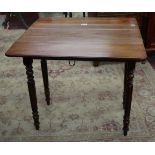 Small mahogany Pembroke table - Approx H: 68.5cm x W: 72cm x D: 39cm