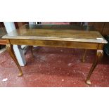 Glass top mahogany coffee table on cabriole legs - H: 45cm x W: 77cm x D: 41cm