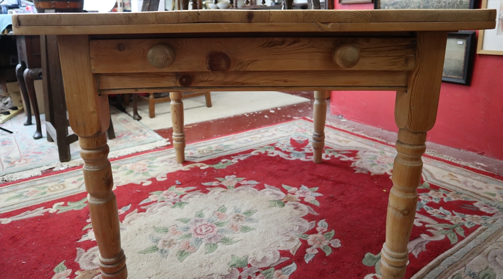 Pine farmhouse table - Approx L: 120cm x W: 89cm x H: 74cm - Image 3 of 3