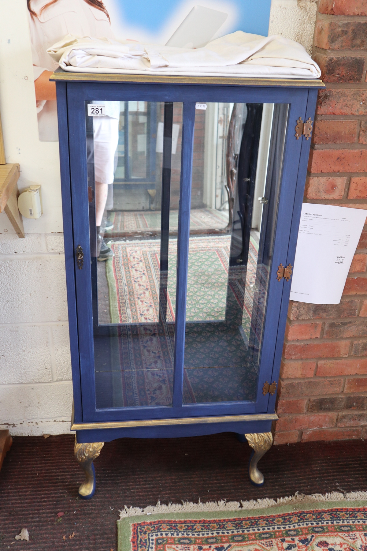 Blue & gilt display cabinet - Approx W: 60cm x D: 26cm x H: 122cm