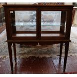 Display cabinet on legs with engraved glass - Approx W: 97cm x D: 38.5cm x H: 109cm