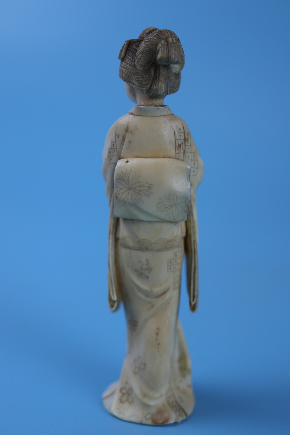 Carved ivory Geisha girl A/F (pre 1947) - Approx H: 14cm - Bild 4 aus 4