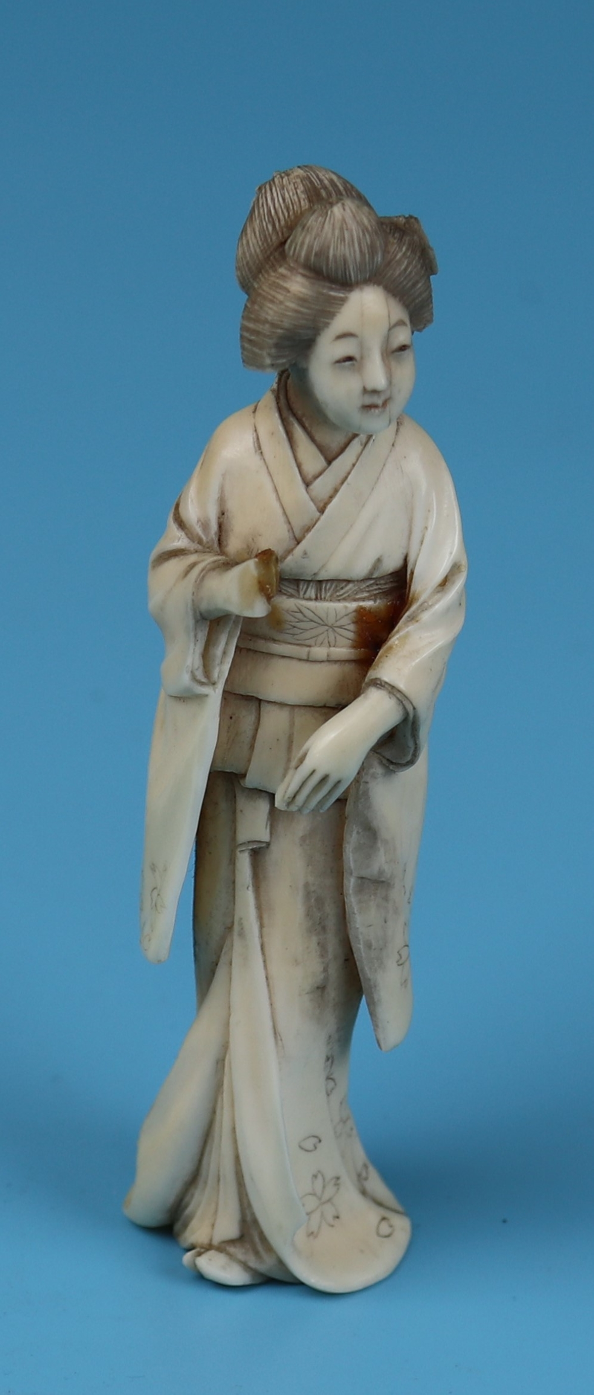 Carved ivory Geisha girl A/F (pre 1947) - Approx H: 14cm