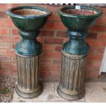 2 stone urns on plinths - Approx H: 88cm