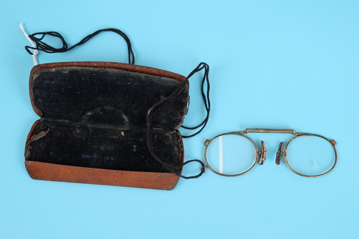 Pair of early pinch glasses