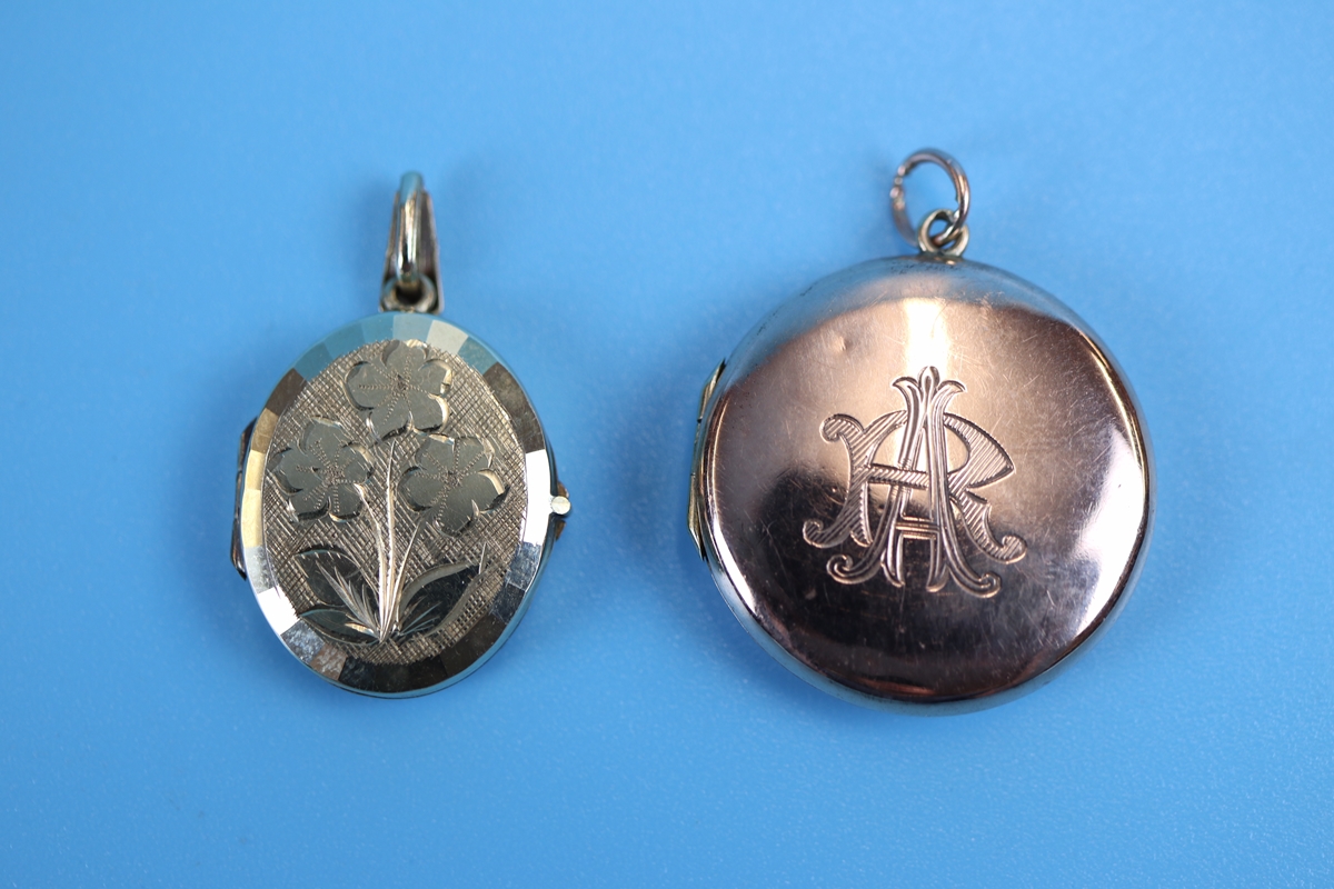 2 gold lockets - Weight approx 7g