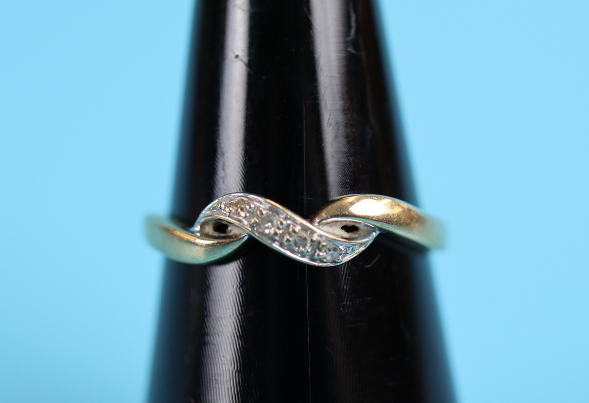 Gold diamond set ring