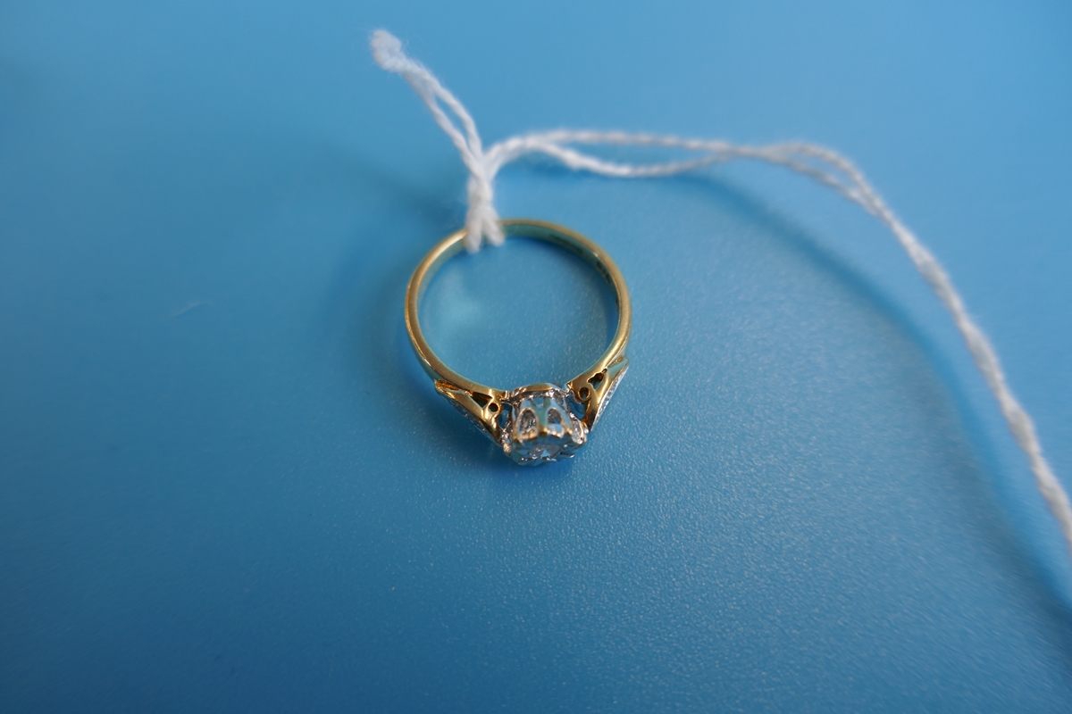 Gold diamond solitaire ring with diamond shoulders - Image 2 of 2