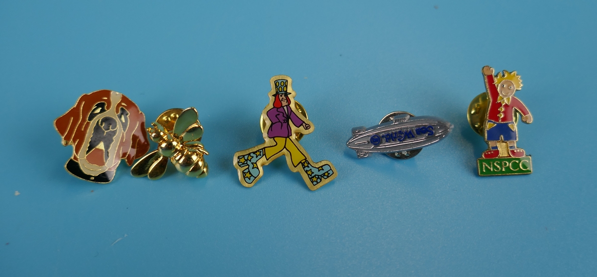 Collection of badges & costume jewellery - Image 7 of 18