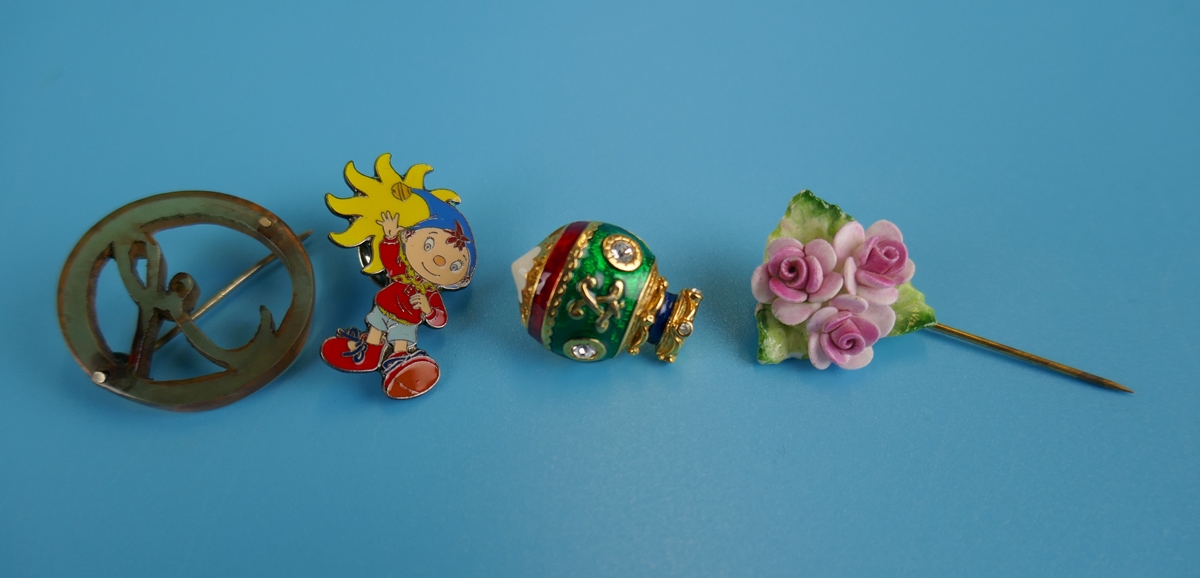 Collection of badges & costume jewellery - Image 12 of 18