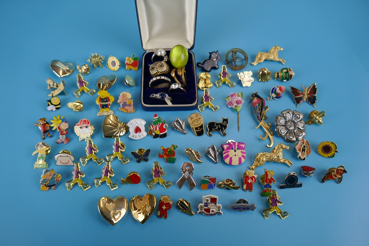 Collection of badges & costume jewellery