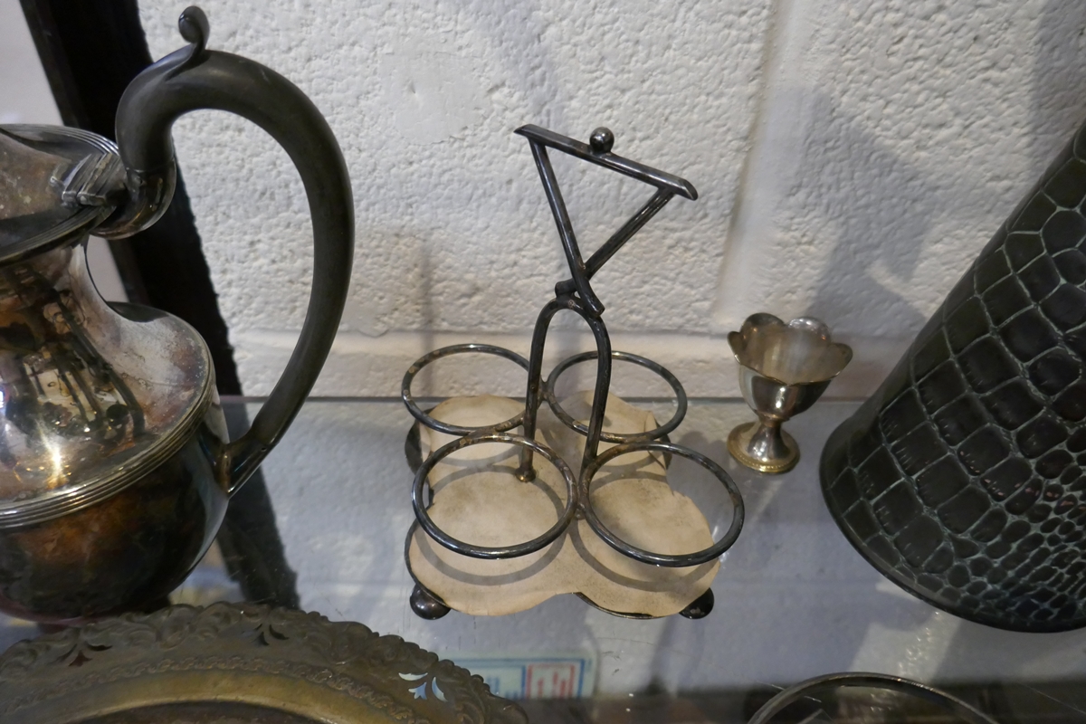 Shelf of metalware - Image 7 of 10