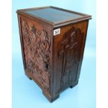 Small carved oak cupboard - Approx W: 36.5cm D: 27cm H: 52cm