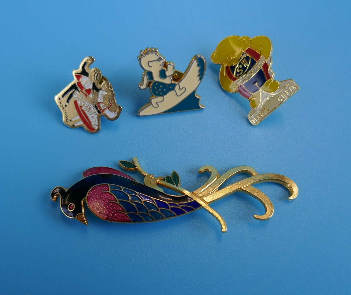 Collection of badges & costume jewellery - Image 13 of 18
