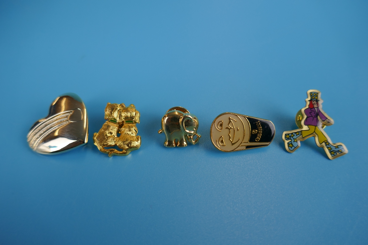 Collection of badges & costume jewellery - Image 15 of 18