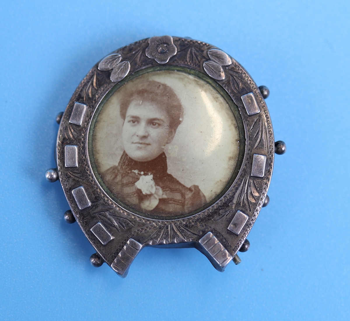 Victorian silver horseshoe photo brooch