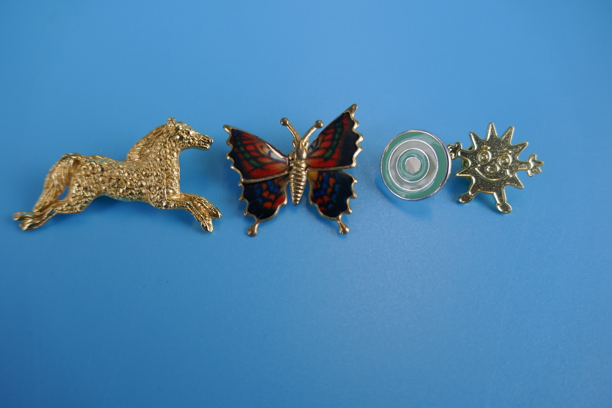 Collection of badges & costume jewellery - Image 16 of 18