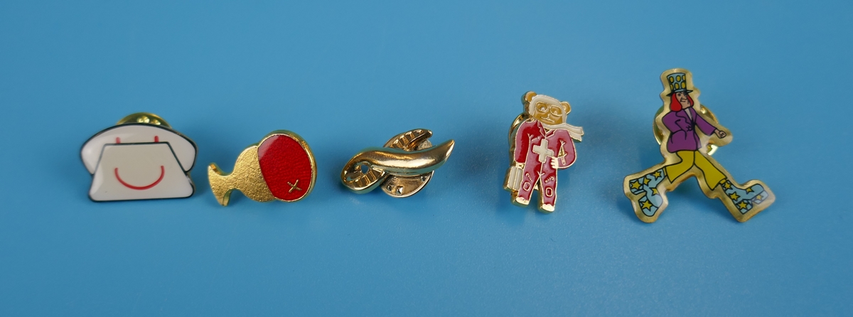 Collection of badges & costume jewellery - Image 9 of 18