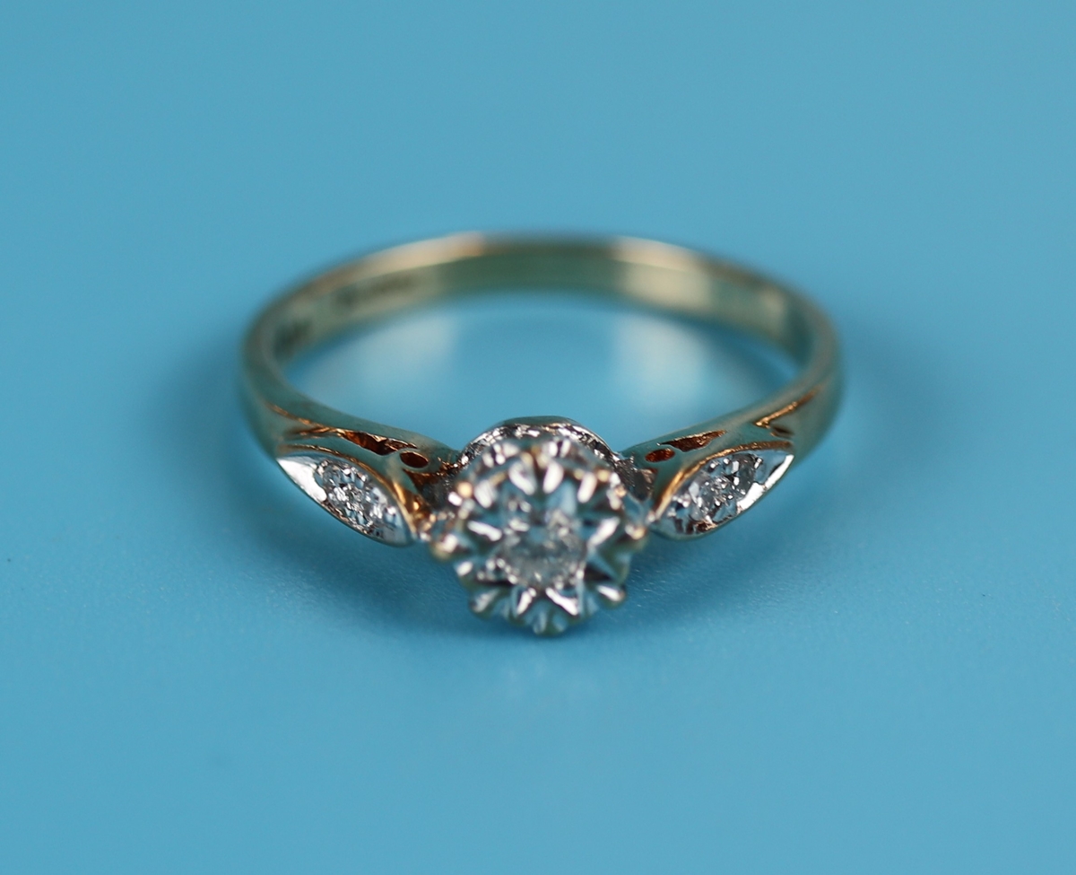 Gold diamond solitaire ring with diamond shoulders