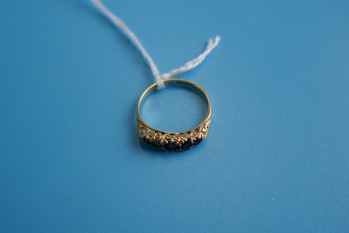 Gold 5 stone set garnet ring - Image 2 of 2