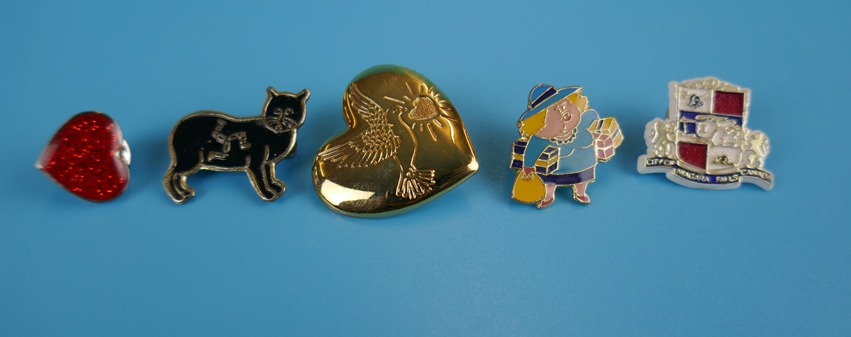 Collection of badges & costume jewellery - Image 8 of 18