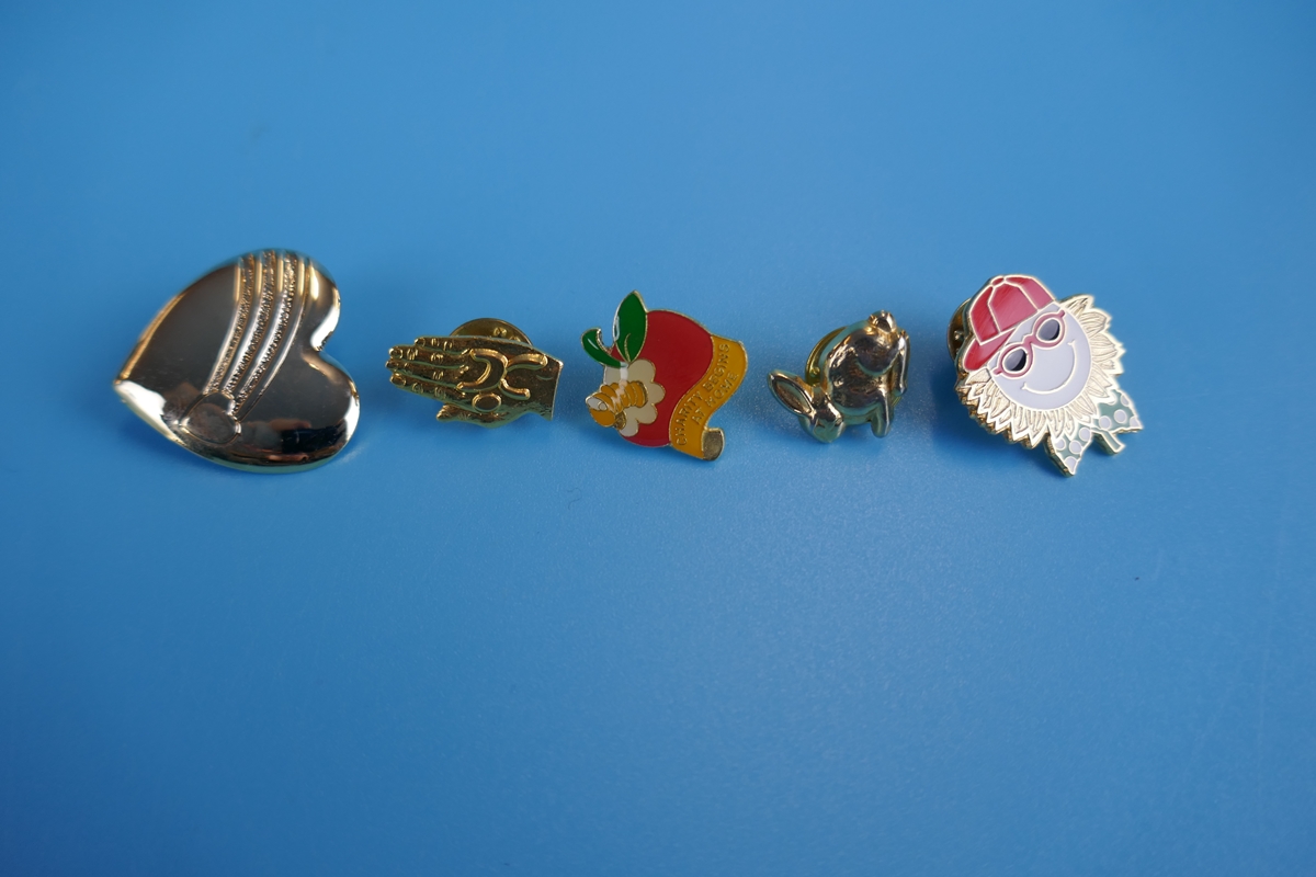 Collection of badges & costume jewellery - Image 17 of 18