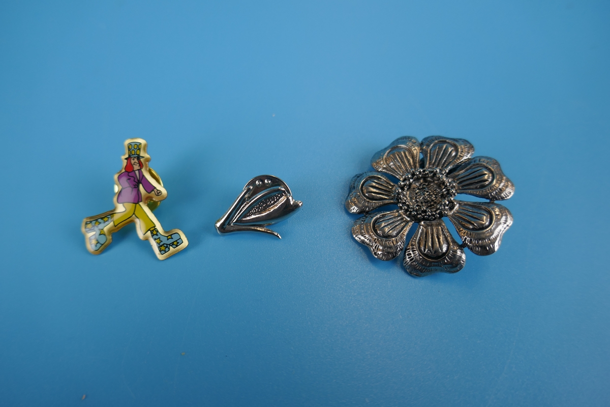 Collection of badges & costume jewellery - Image 10 of 18