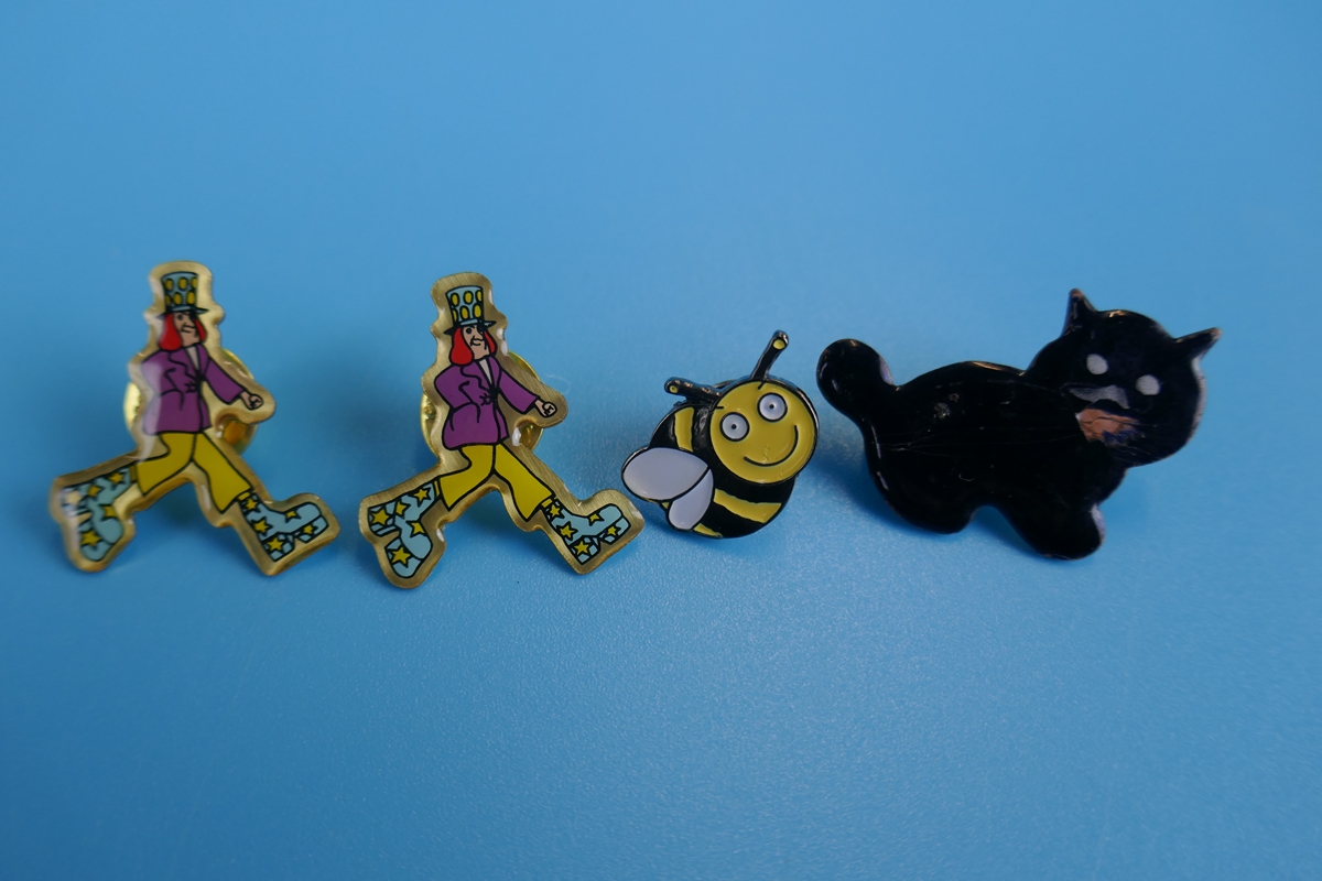 Collection of badges & costume jewellery - Image 18 of 18