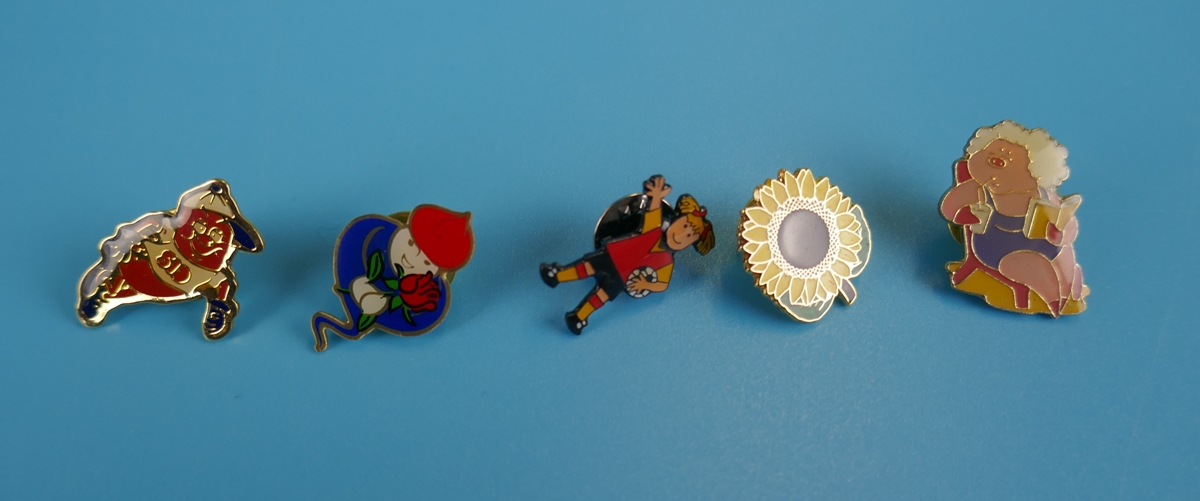 Collection of badges & costume jewellery - Image 14 of 18