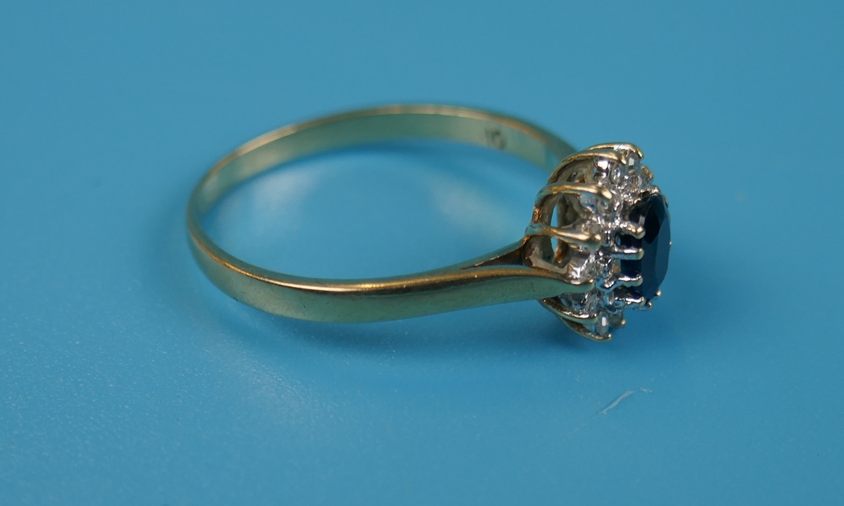 Gold sapphire & diamond cluster ring - Image 3 of 4