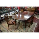 Extending mahogany dining table on casters - Approx size: L: 213cm W: 106.5cm H: 72.5cm