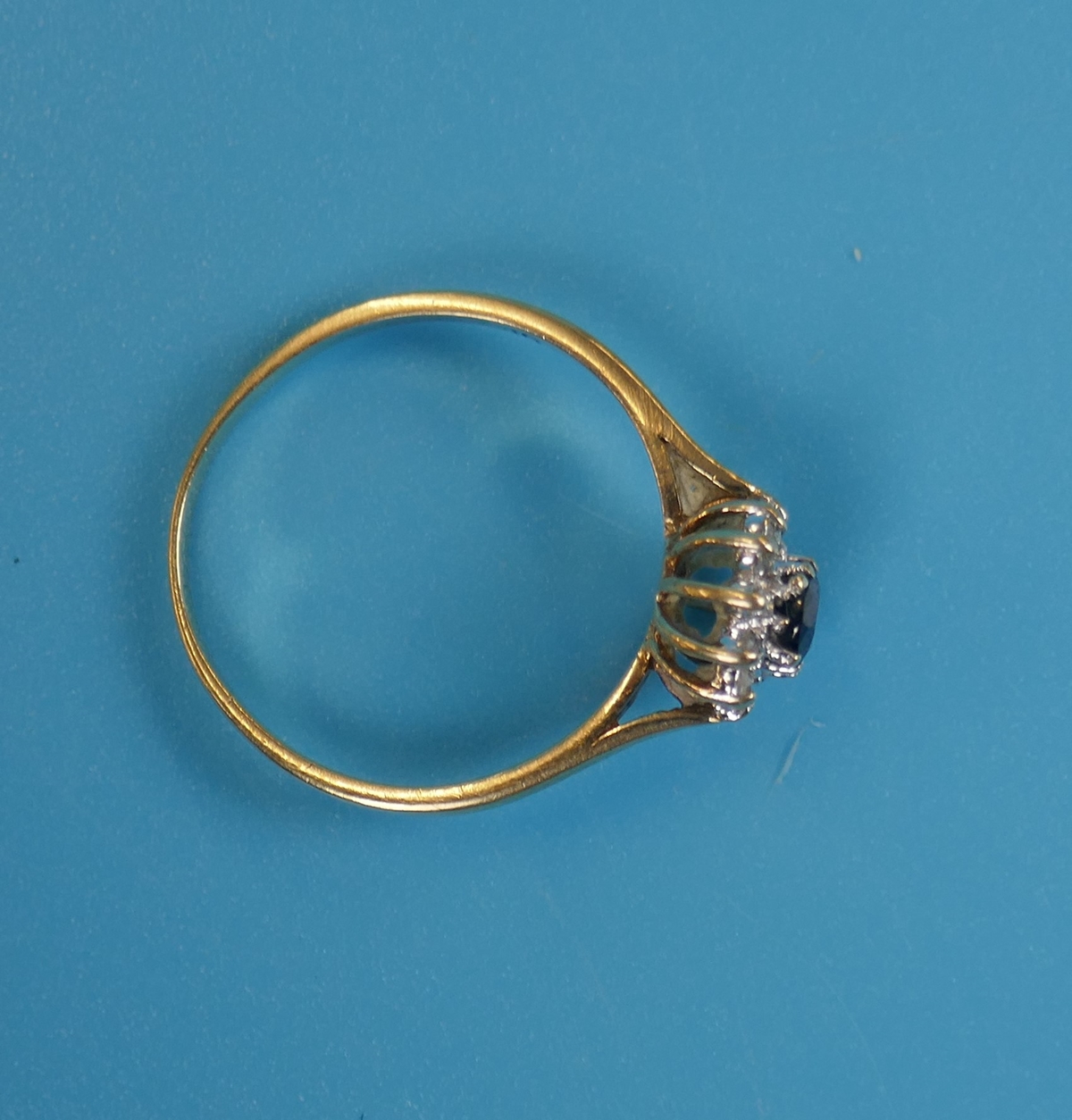 Gold sapphire & diamond cluster ring - Image 4 of 4