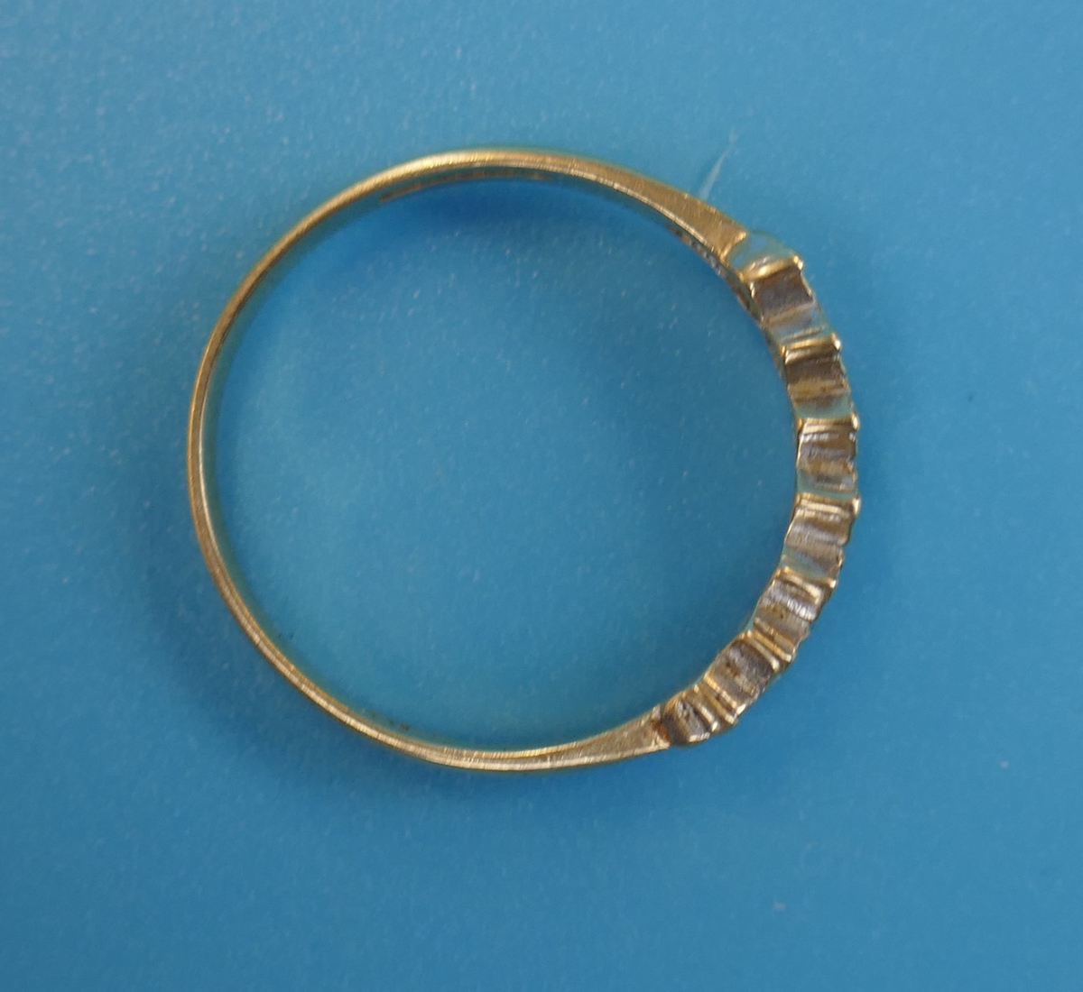 Gold diamond set ring - Image 4 of 4