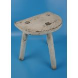 Demi-lune milking stool