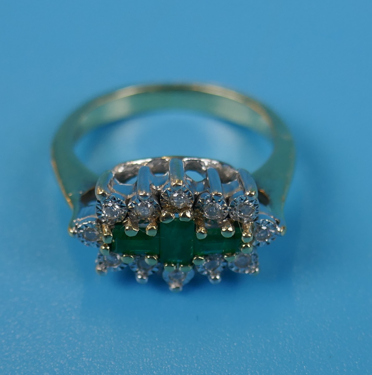 Gold emerald & diamond ring - Image 2 of 4