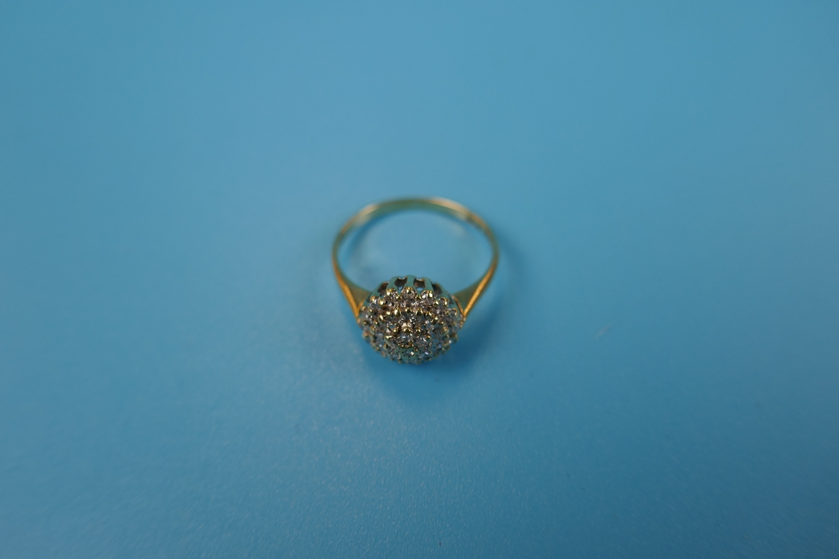 Gold diamond cluster ring - Image 2 of 2