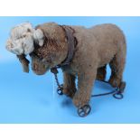 Early toy animal on wheels - Approx H: 28cm