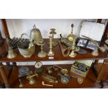 2 shelves of metalware to include mostly brass
