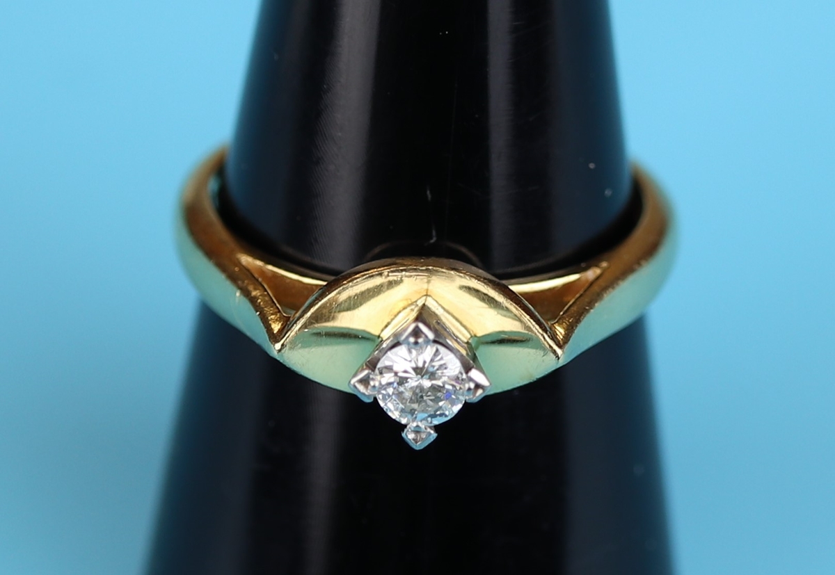 18ct gold diamond solitaire ring (Size: O)