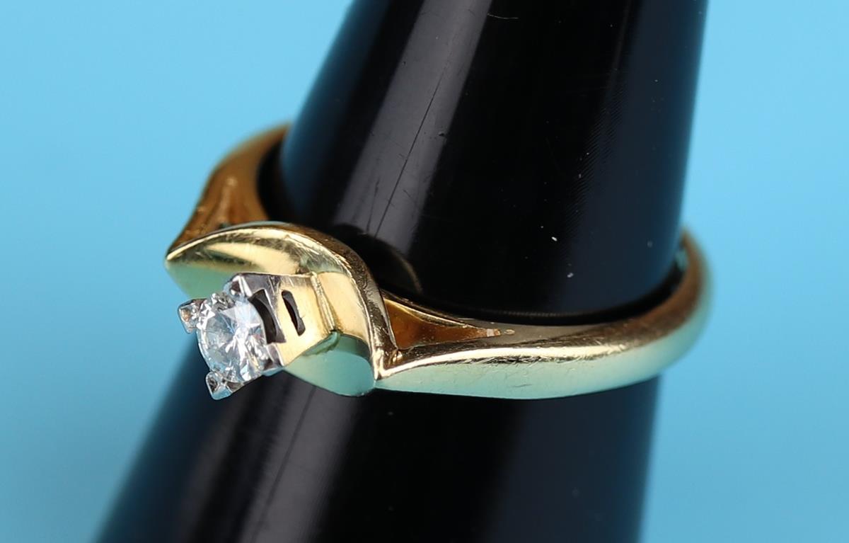 18ct gold diamond solitaire ring (Size: O) - Image 2 of 3