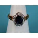 Fine 18ct gold sapphire & diamond cluster ring (Size: L½)