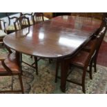 Extending mahogany antique dining table - Approx size: L: 213cm W: 106.5cm H: 72.5cm