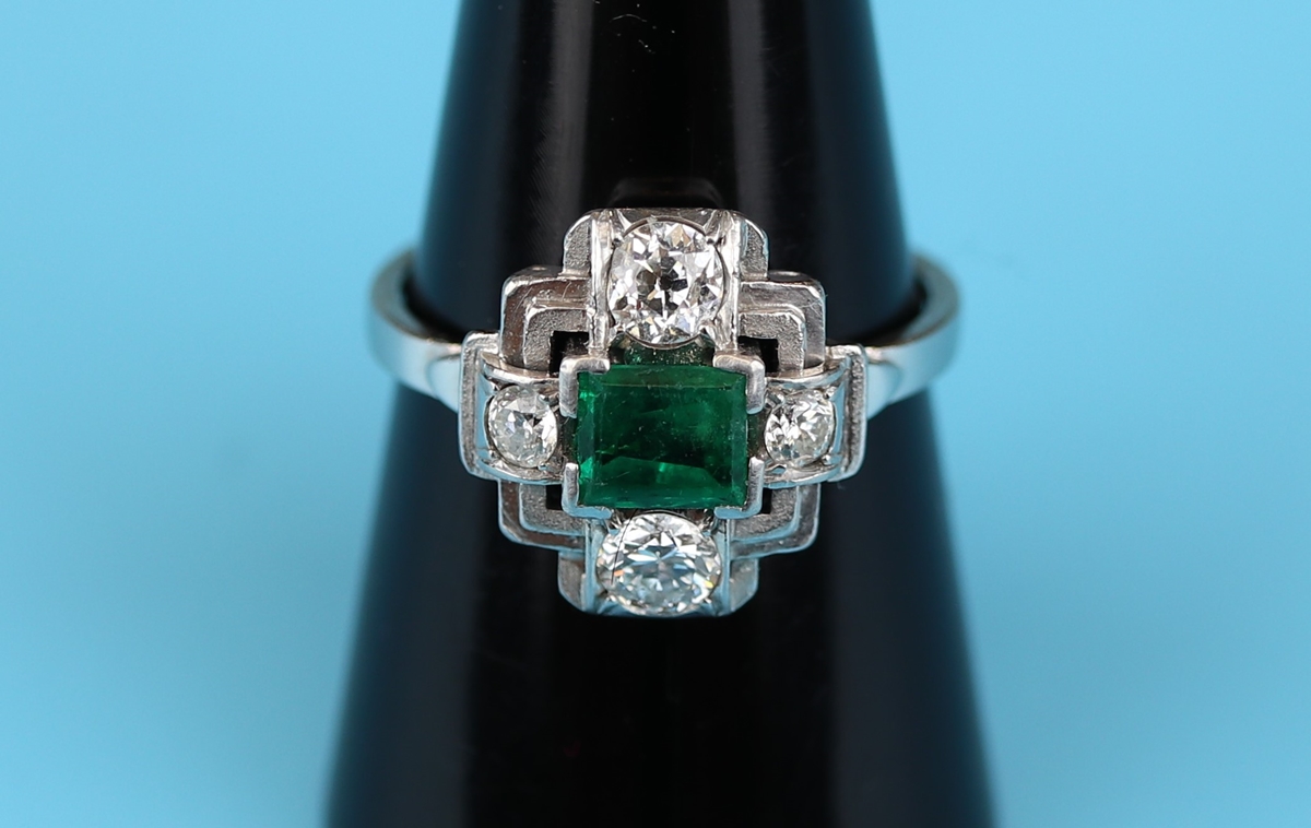 Fine Art Deco 18ct white gold emerald & diamond set ring (Size: O½)